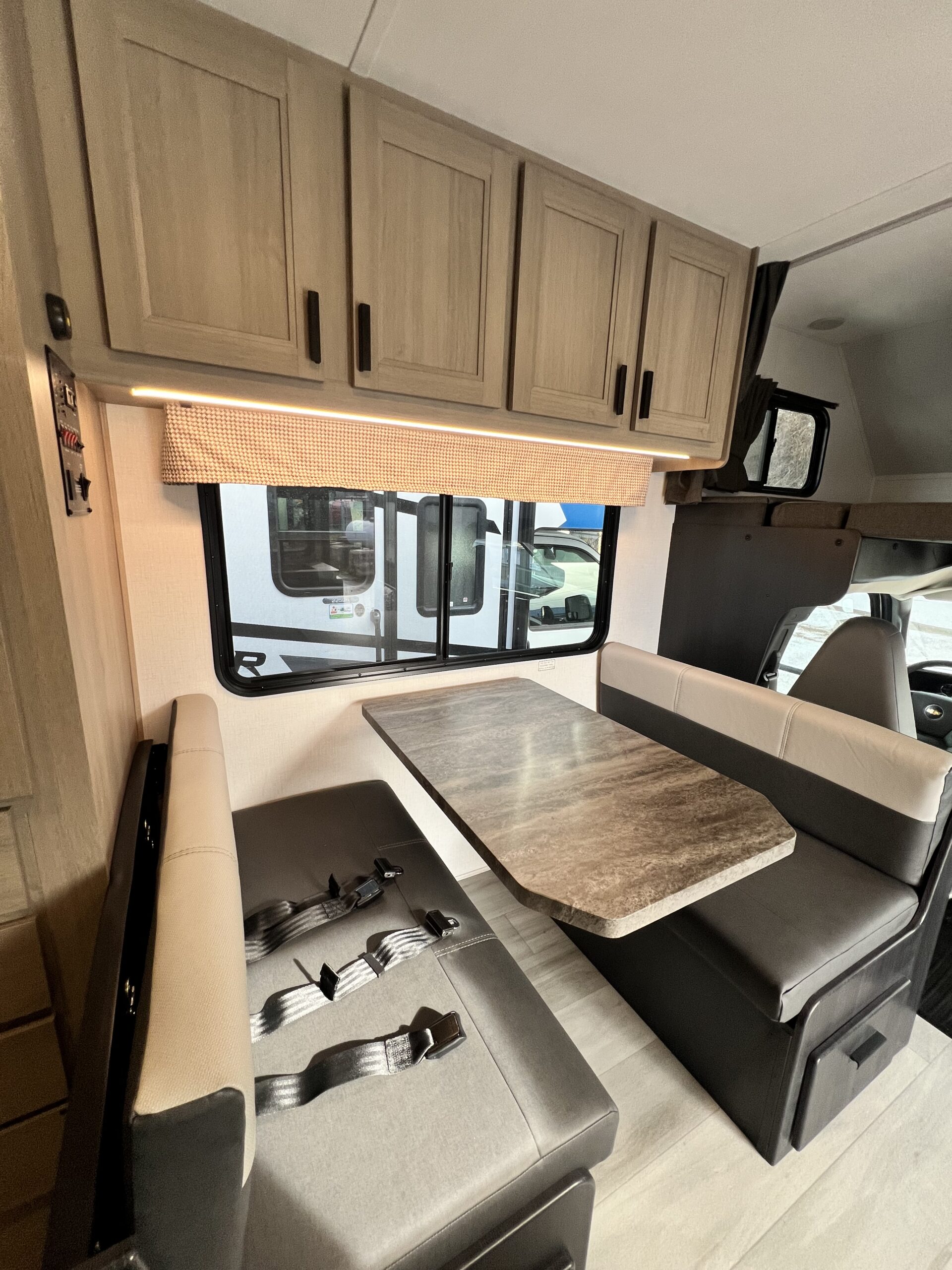 Forest River Sunseeker 2250 ( Bedroom slide) 24′ 2F - Image 17