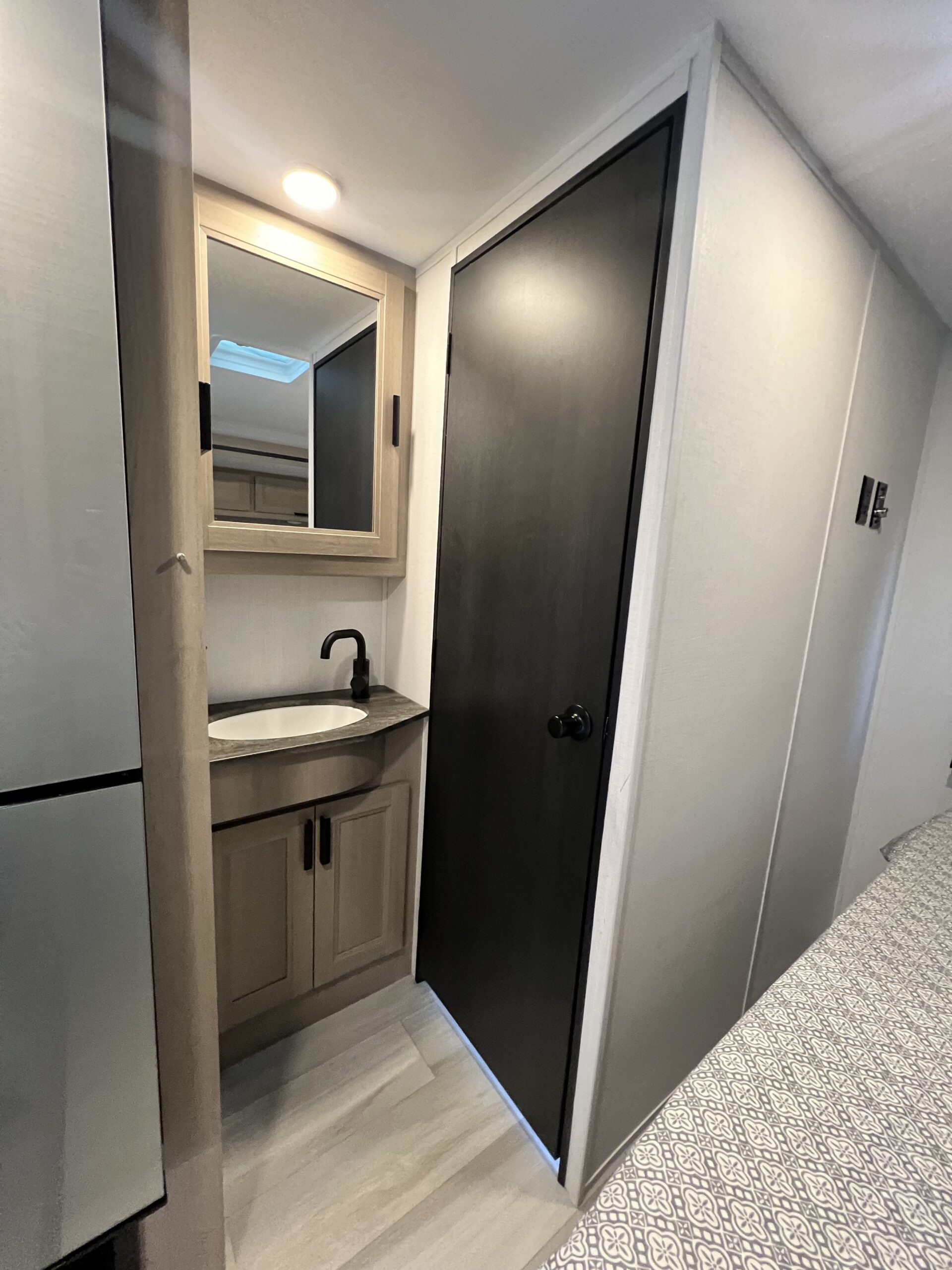 Forest River Sunseeker 2250 ( Bedroom slide) 24′ 2F - Image 18