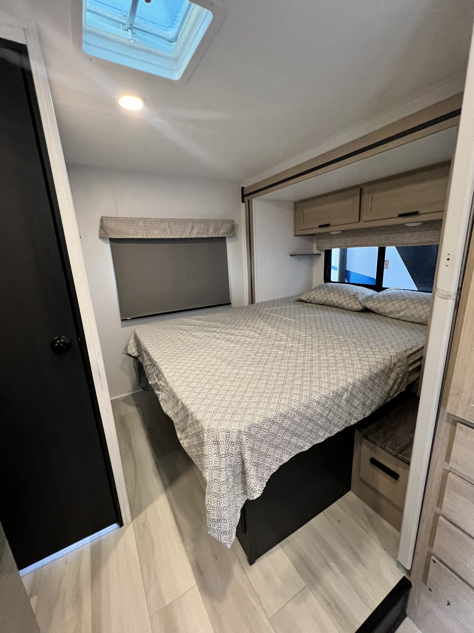 Forest River Sunseeker 2250 ( Bedroom slide) 24′ 2F - Image 19
