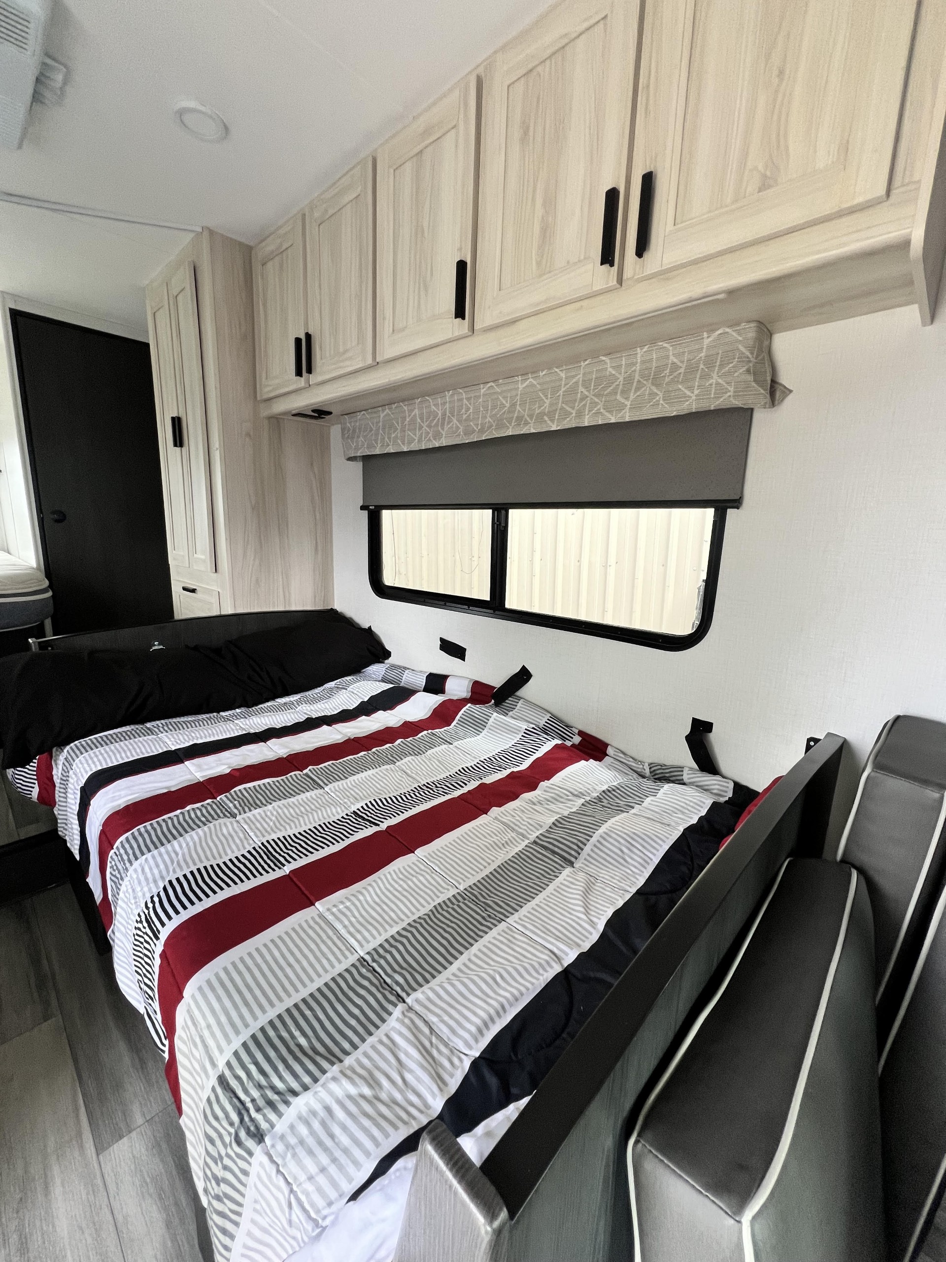 Forest River Sunseeker 2250 ( Bedroom slide) 24′ 2F - Image 2
