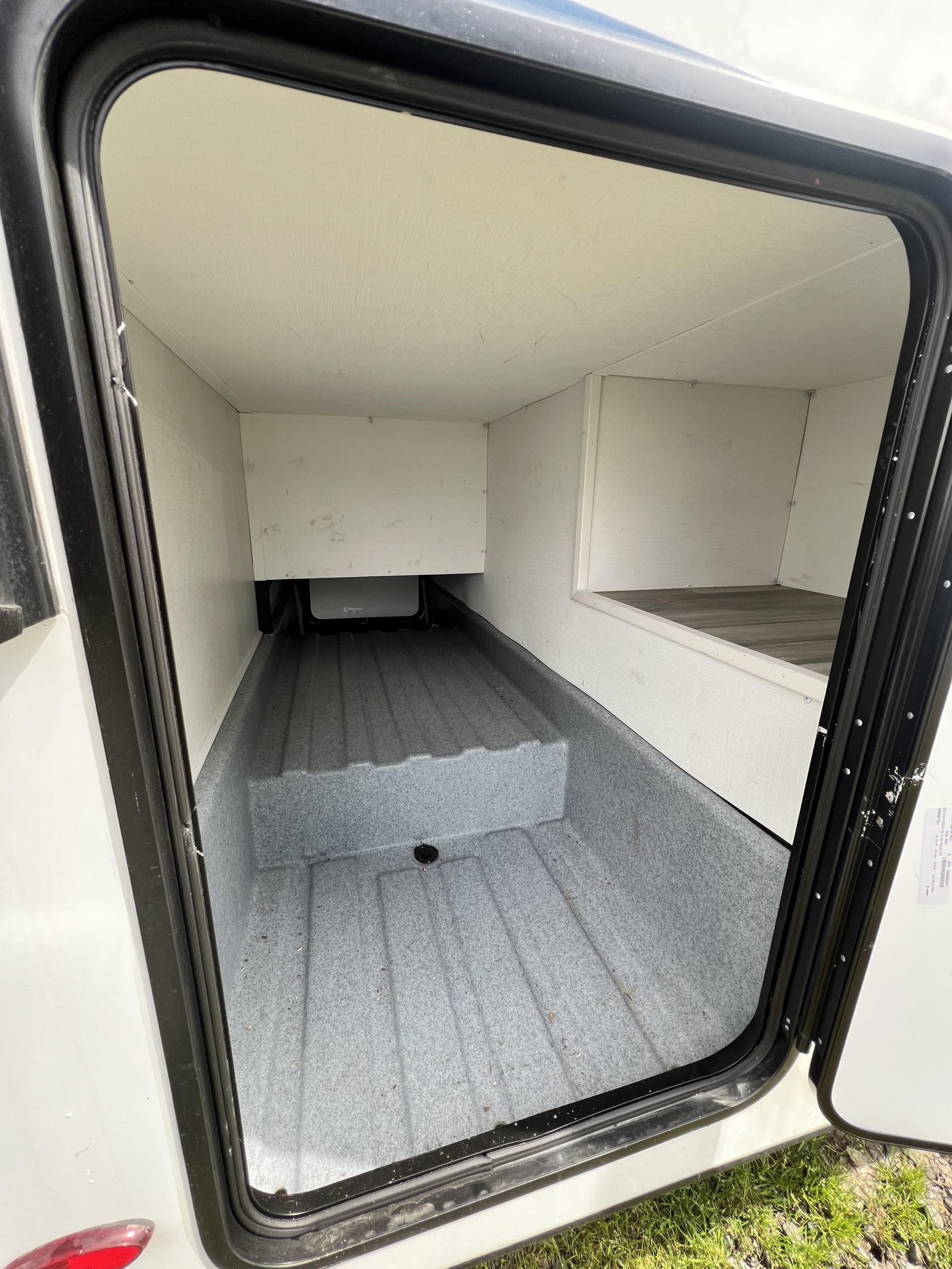 Forest River Sunseeker 2250 ( Bedroom slide) 24′ 2F - Image 8