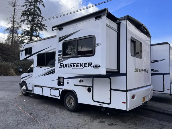 Forest River Sunseeker 2250 ( Bedroom slide) 24′ 2F - Image 10