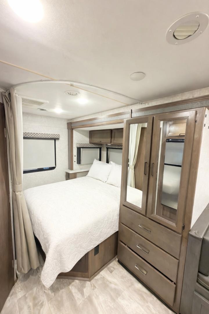 Thor Quantum Mercedes Diesel Sprinter 25' (4M) - Image 6