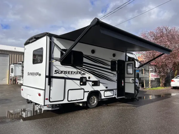 Forest River Sunseeker 2350 ( corner queen) 24′ 11S - Image 3