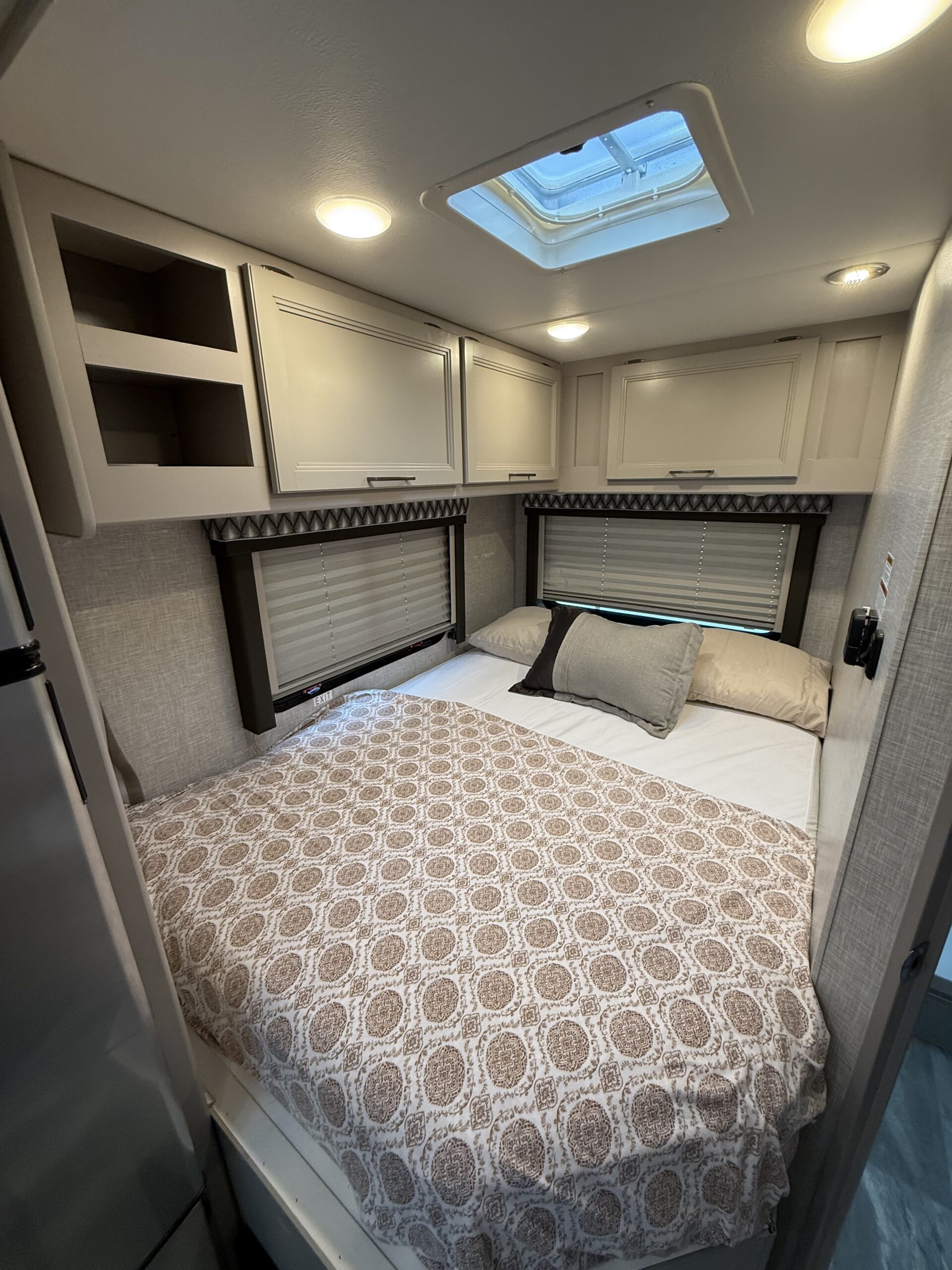 Forest River Sunseeker 2350 ( corner queen) 24′ 11S - Image 12