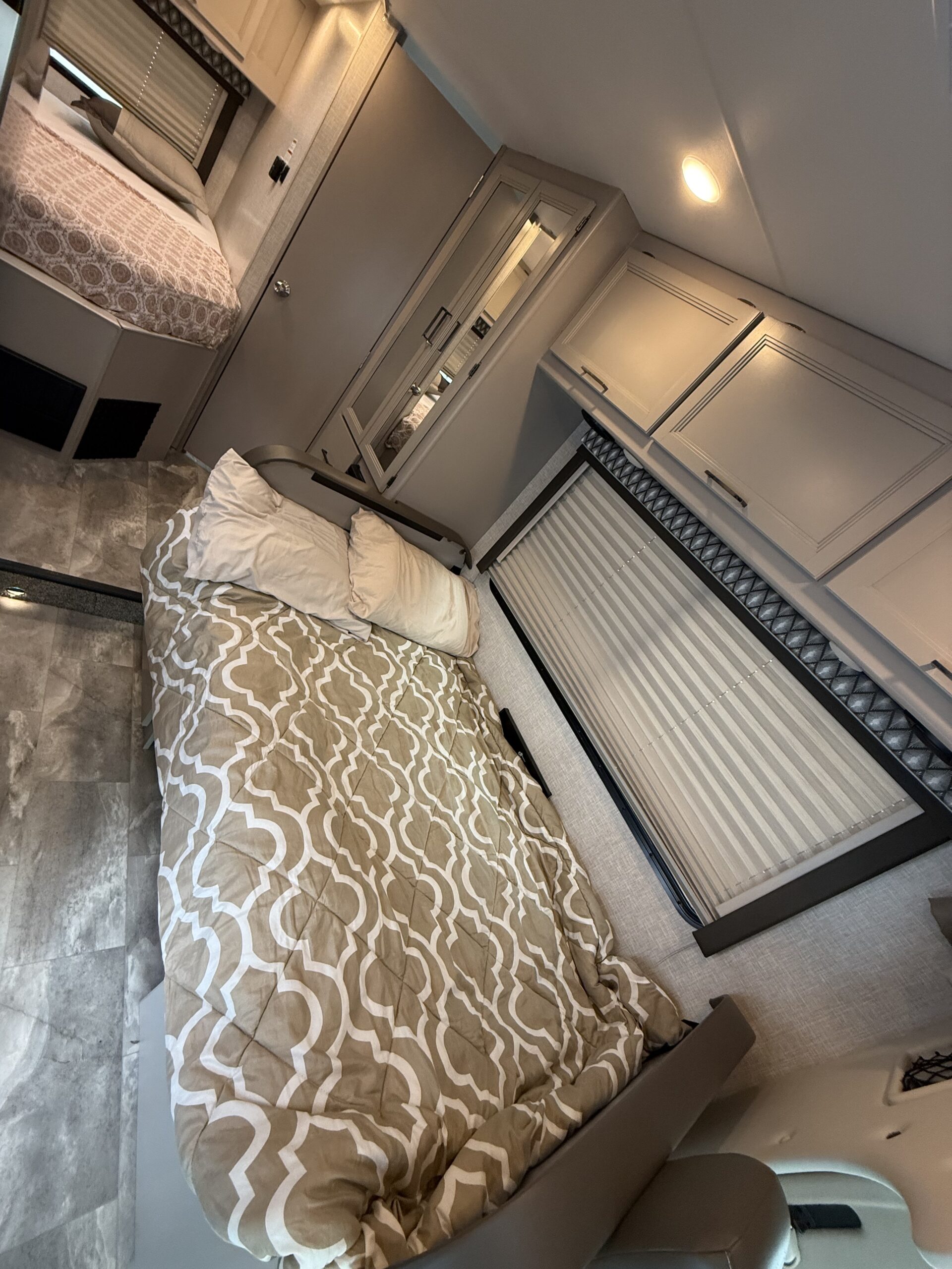 Forest River Sunseeker 2350 ( corner queen) 24′ 11S - Image 11