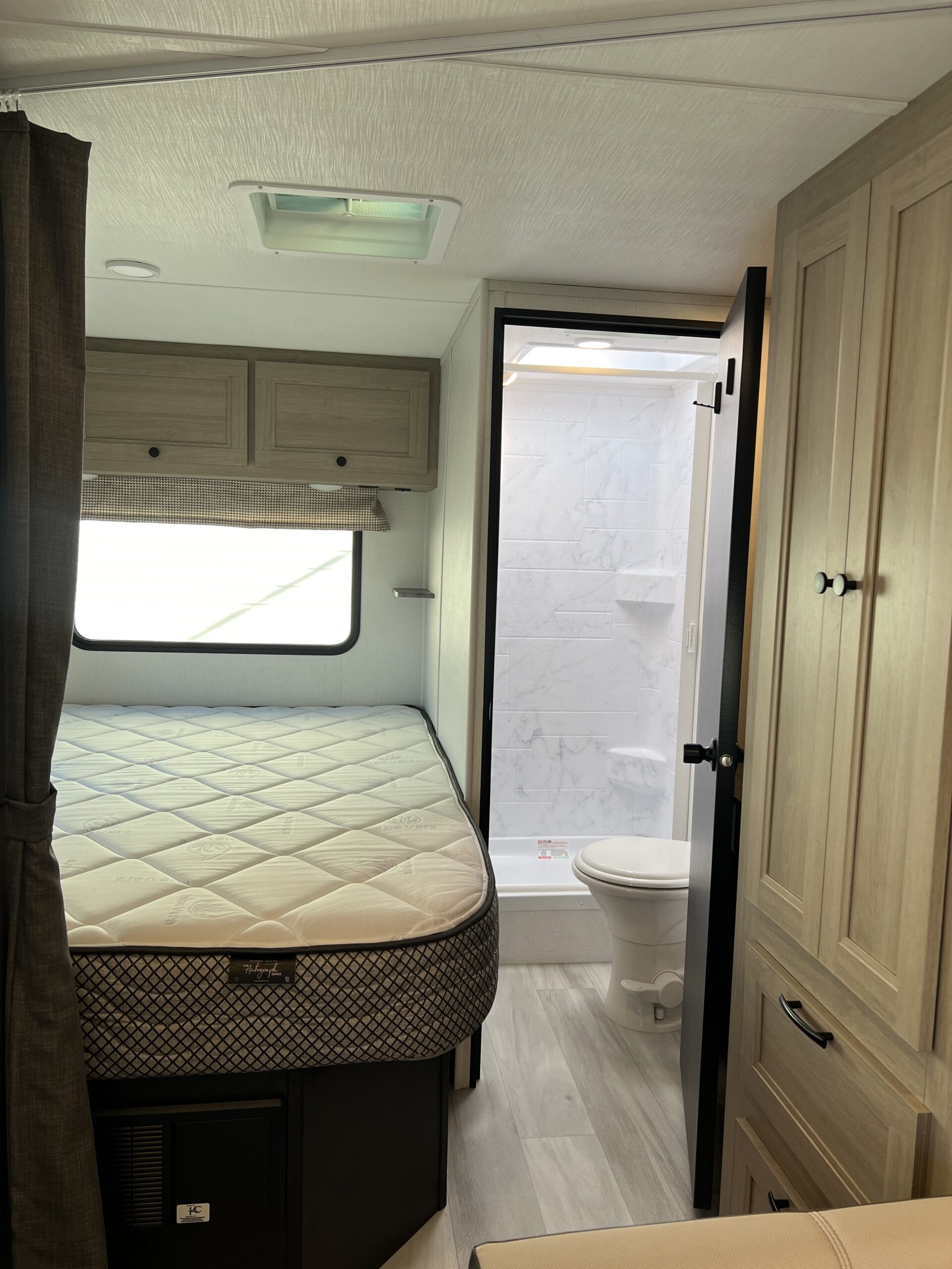 Forest River Sunseeker 2350 ( corner queen) 24′ 11S - Image 15
