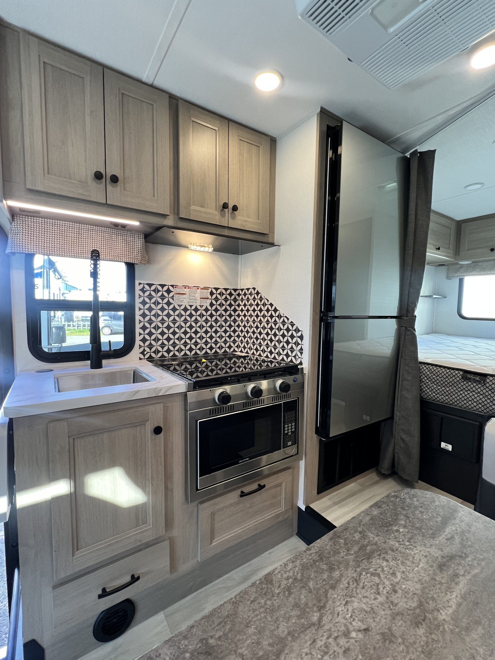 Forest River Sunseeker 2350 ( corner queen) 24′ 11S - Image 13