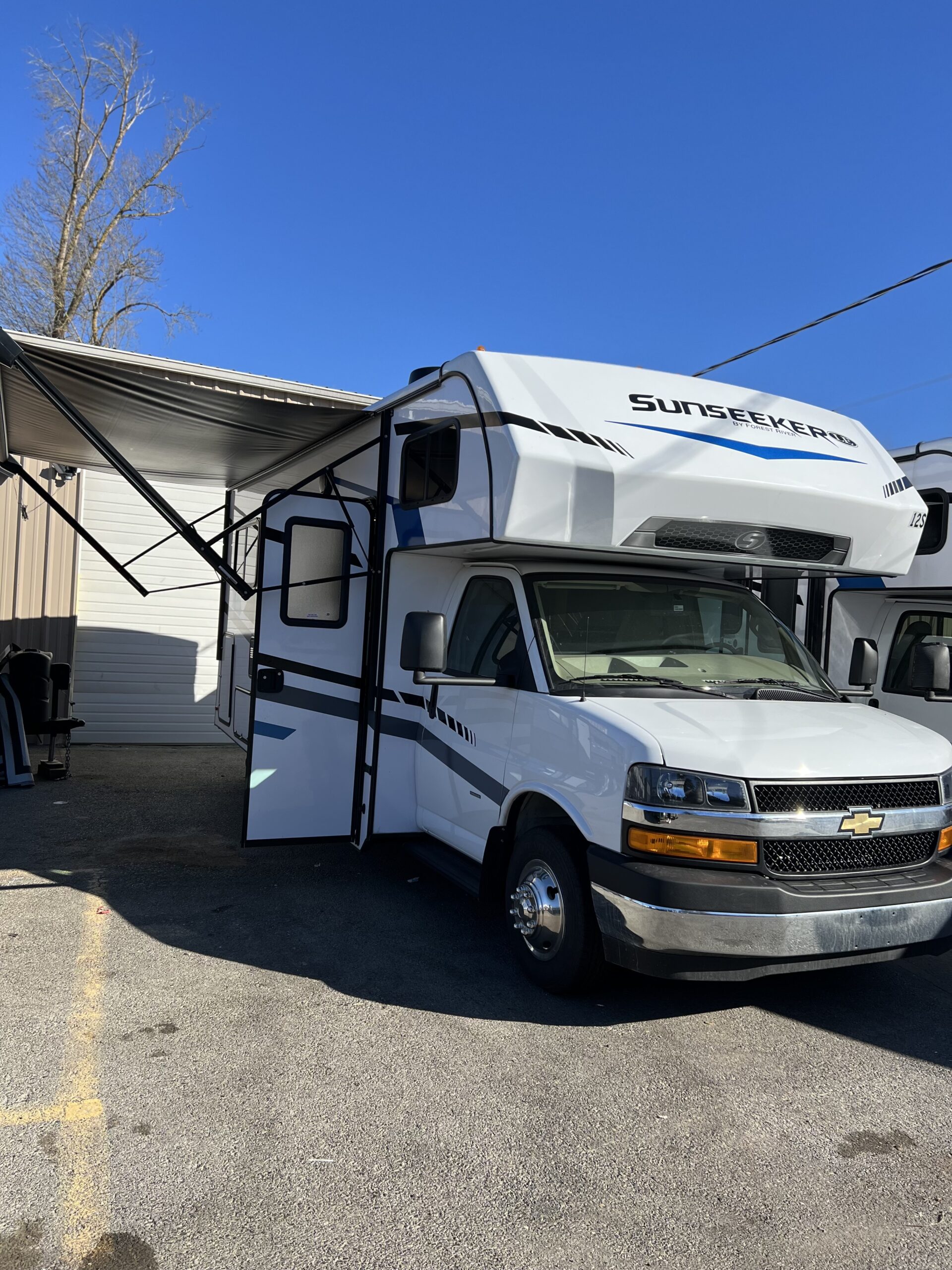Forest River Sunseeker 2350 ( corner queen) 24′ 11S