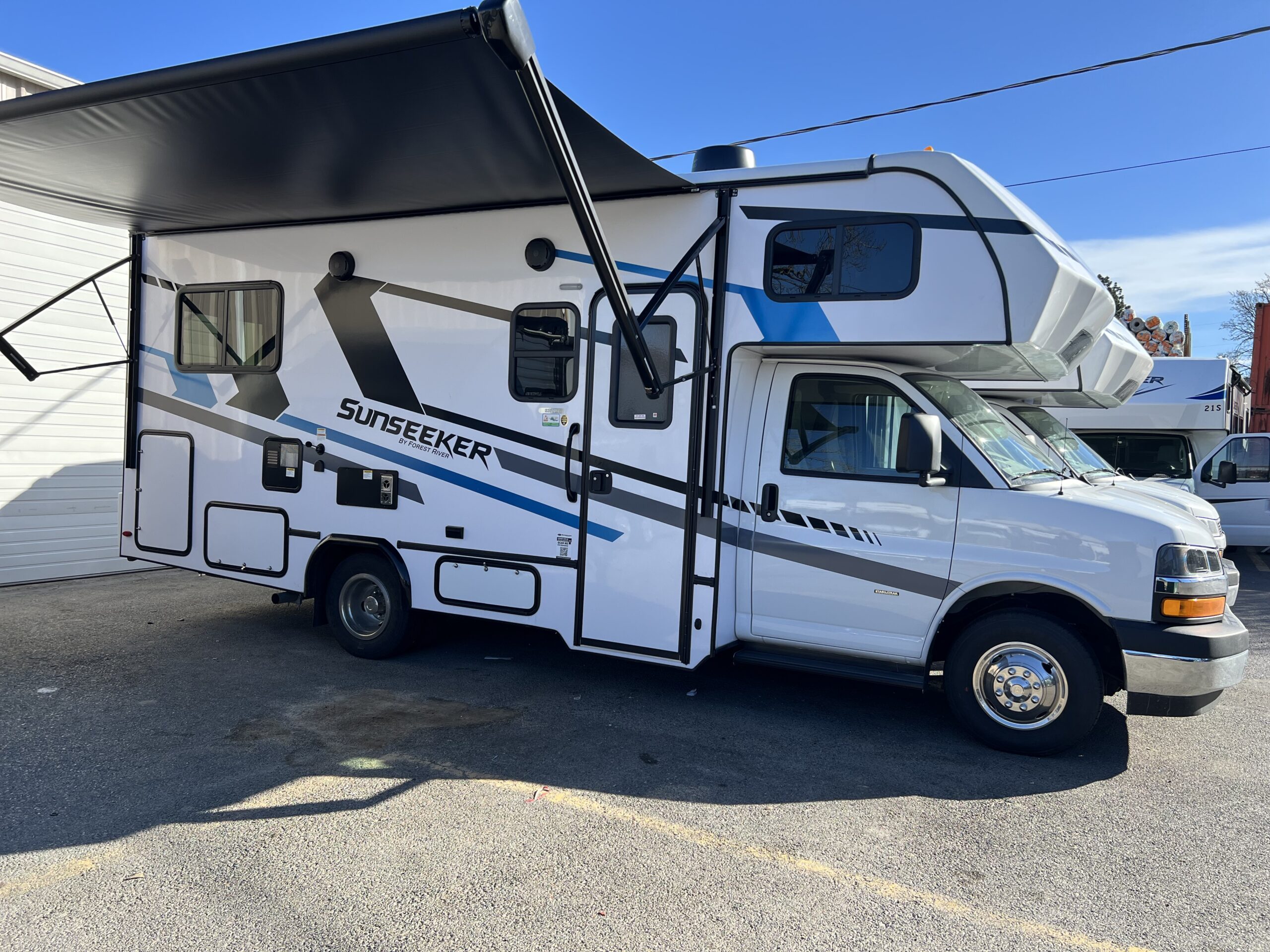 Forest River Sunseeker 2250 ( Bedroom slide) 24′ 2F