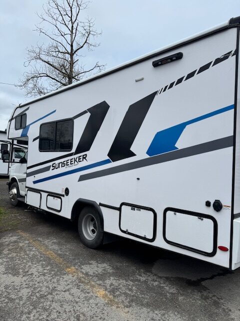Forest River Sunseeker 2350 ( corner queen) 24′ 11S - Image 10