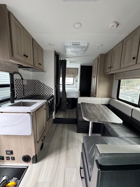 Forest River Sunseeker 2350 ( corner queen) 24′ 11S - Image 6